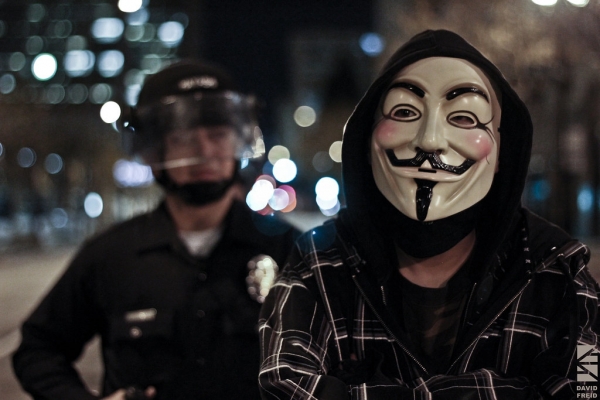 가이 포크스의 상징, 마스크를 낀 시위대(사진= David Freid 트위터 갈무리).