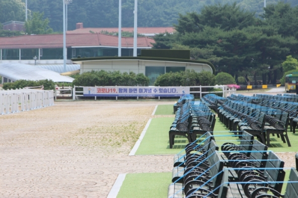 코로나19 여파로 인해 국내 경마산업은 위기에 빠졌다. 텅 빈 서울경마공원의 모습 ⓒ미디어피아 황인성