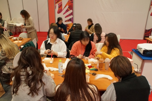 ‘K-핸드메이드&일러스트레이션페어 서울 2020’은 관람객이 작품 감상과 함께 직접 제작을 체험하는 다양한 프로그램을 운영한다.