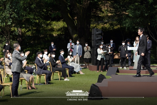 청와대 녹지원에서 열린 제1회 청년의 날 기념행사에서 슈만을 연주하고 문재인 대통령의 기립박수를 받고 있는 피아니스트 임동혁