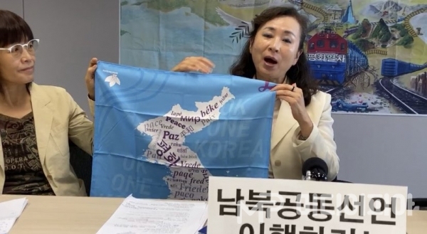 AOK의 통일운동 매개체를 설명하고 있는 정연진 상임대표 /  강승혁 전문 기자