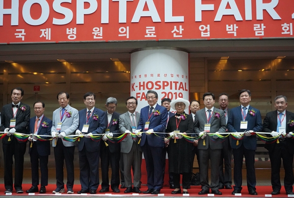 K-방역의 주역인 병원의료계와 의료산업계가 한자리에 모이는 '국제병원의료산업박람회'가 10월 21일∼23일까지 코엑스에서 열린다.