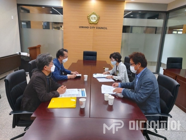 경비노동자지원사업단의 경비노동자 조사실태를 경청하고 있는 윤미근 시의원