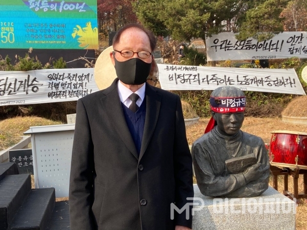 11월 13일 마석모란공원에서 진행된 '전태일 50주기 추도식'에 참석한 권영길 이사장이 전태일 묘소 앞에서 포즈를 취했다. / 사진=강승혁 전문 기자