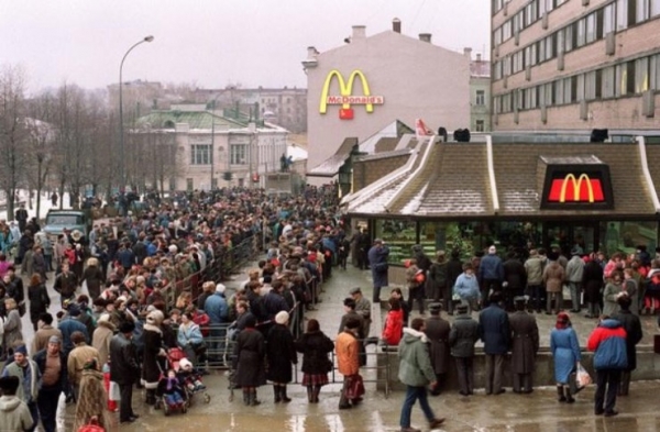 소련 붕괴 후 모스크바에 입점한 맥도날드에 몰려든 러시안 시민들로 인해 인산인해를 이루는 광경