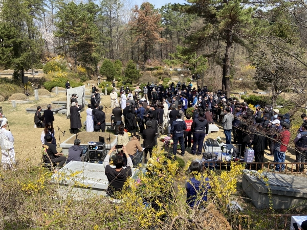 고 백기완 새긴돌 세우는 날 행사가 열리고 있는 마석 모란공원 의 묘소로 100여 명의 시민들이 참석했다. /사진 촬영=강승혁 전문 기자