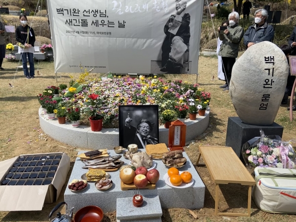 참가자들은 준비해 온 꽃으로 고 백기완의 묘소를 '꽃무덤'으로 만들었다./ 사진 촬영=강승혁 전문 기자