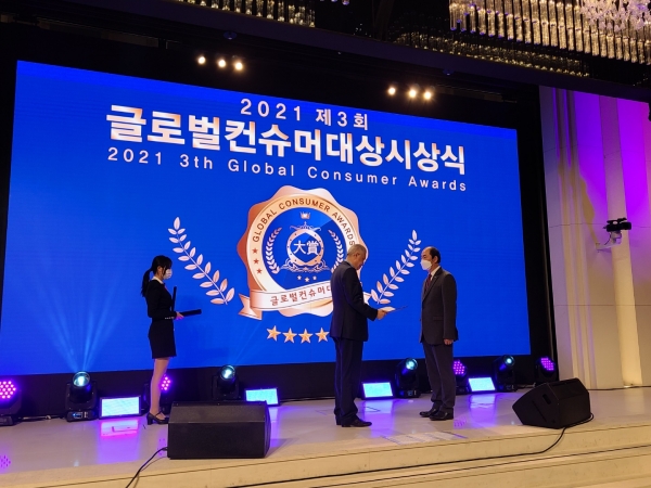 탑리더부문 문화예술(전시기획)대상을 받는 한국아트네트워크협회 임만택 회장