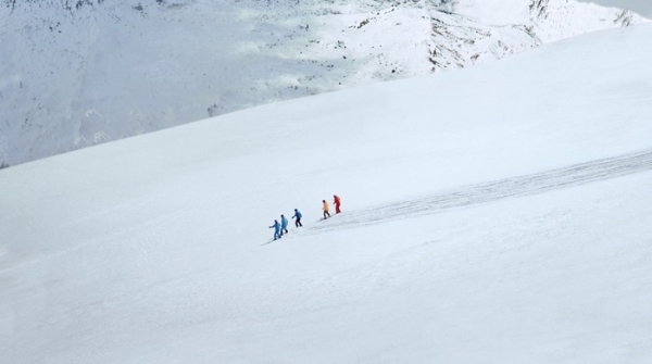 2002년 솔트레이크시티 동계올림픽 우승자인 양양(杨扬)과 5명의 스키 감독 및 스키 애호가들이 공동으로 작품을 만드는 모습, 사진제공=青岛啤酒