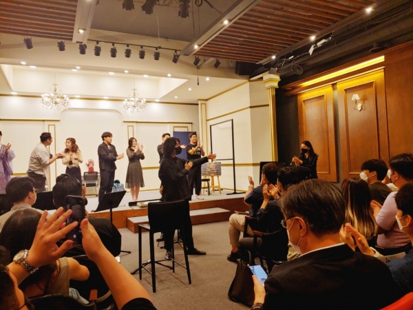 Opera VVIP가 기획하고 오아시스아트홀이 후원한 ‘신(新) 푸치니의 라보엠(La Bohème)’ 공연 후 지휘자 이해가 오페라코치 박은혜를 소개하고 있다.