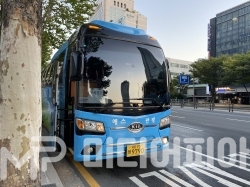 역사평화기행 참가자들의 이동수단인 전세버스 / 사진=강승혁