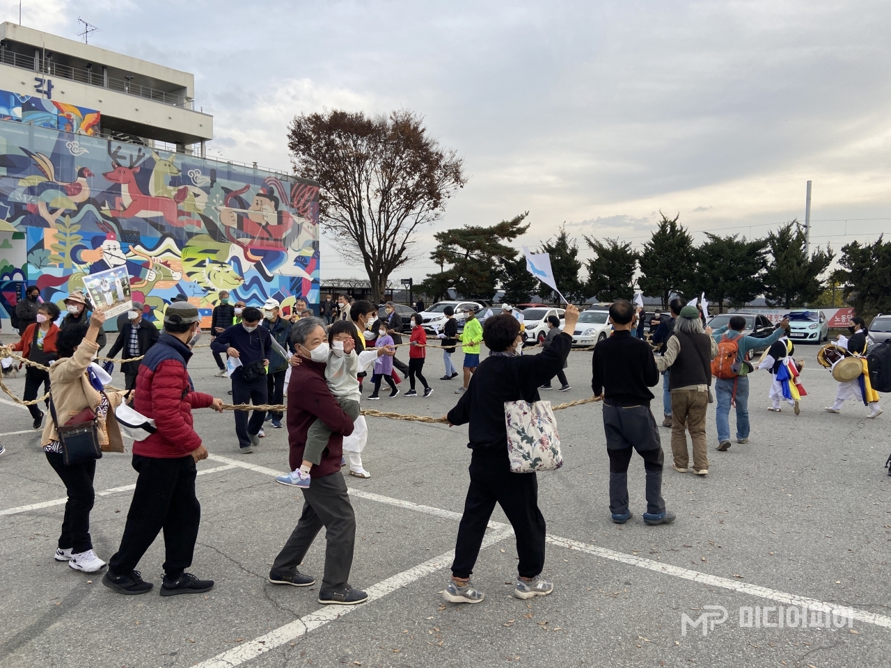 행사에 참석한 시민들이 평화 기원의 한 판 춤을 추고 있다. / 사진 촬영=강승혁 전문 기자