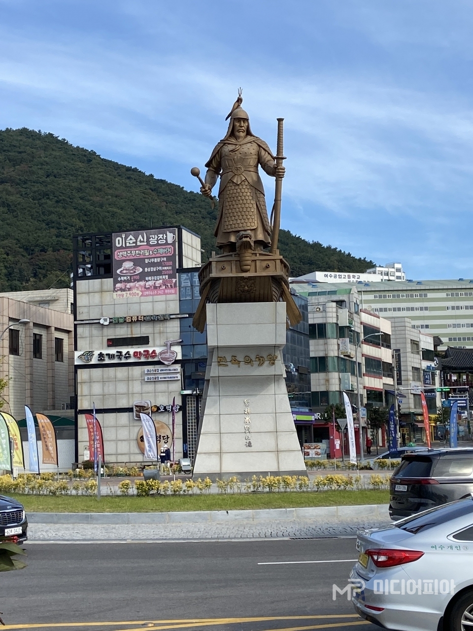 이순신 광장 교차로에 서있는 이순신 장군 동상 / 사진 촬영=강승혁 전문 기자