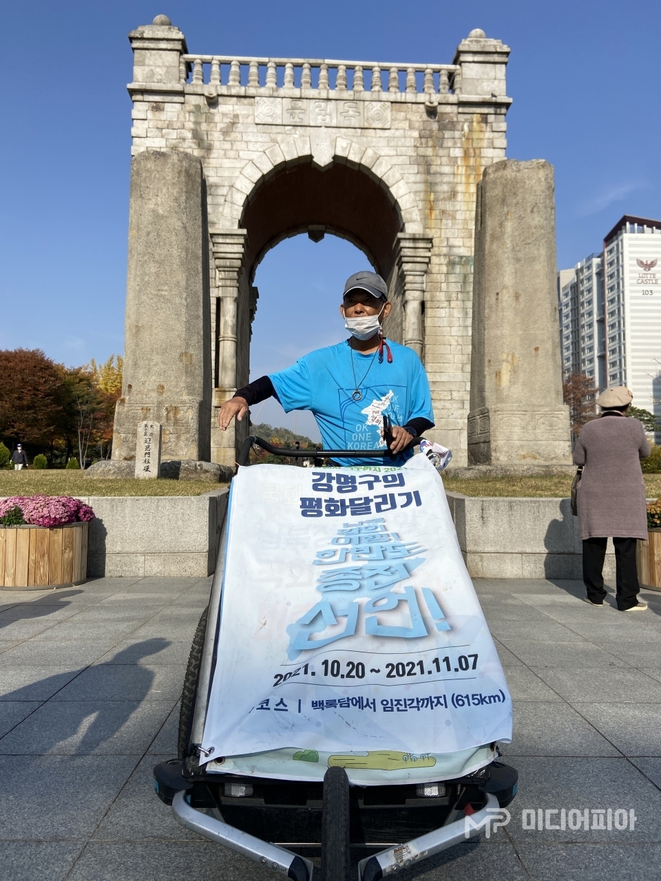 11월 6일, 독립문 앞에서의 강명구 마라토너 / 사진 촬영=강승혁 전문 기자