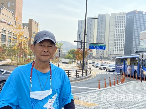 11월 6일,  3호선 삼송역 부근에서의 강명구 마라토너 / 사진 촬영=강승혁 전문 기자