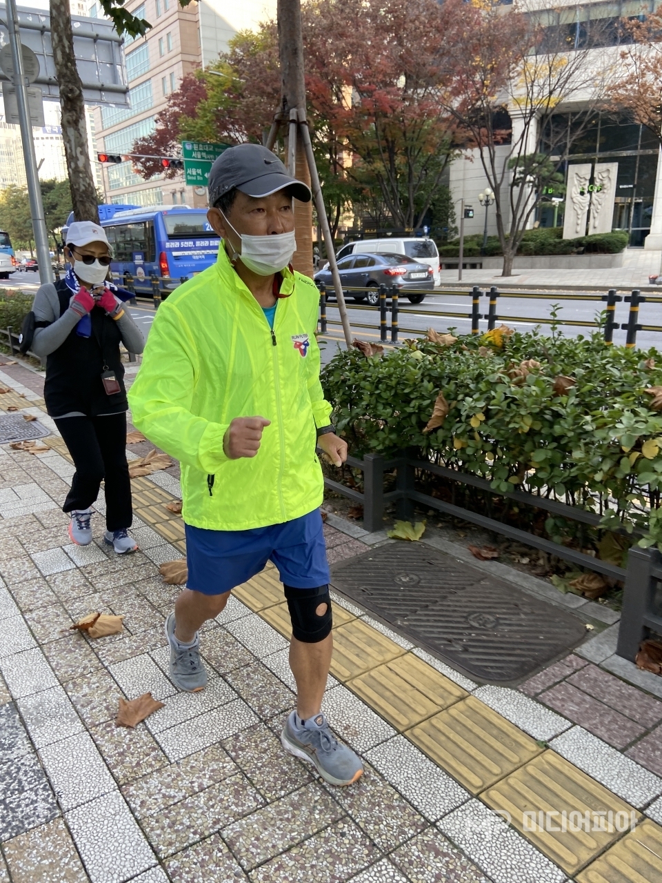 11월 6일, 서울역 부근 상공회의소 앞을 뛰고 있는 강명구 마라토너 / 사진 촬영=강승혁 전문 기자