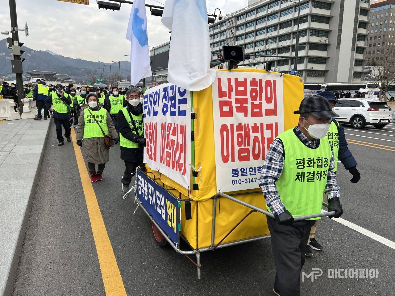 '통일인력거' 행진 대오가 미대사관 앞을 지나고 있다. / 사진 촬영=강승혁 전문 기자