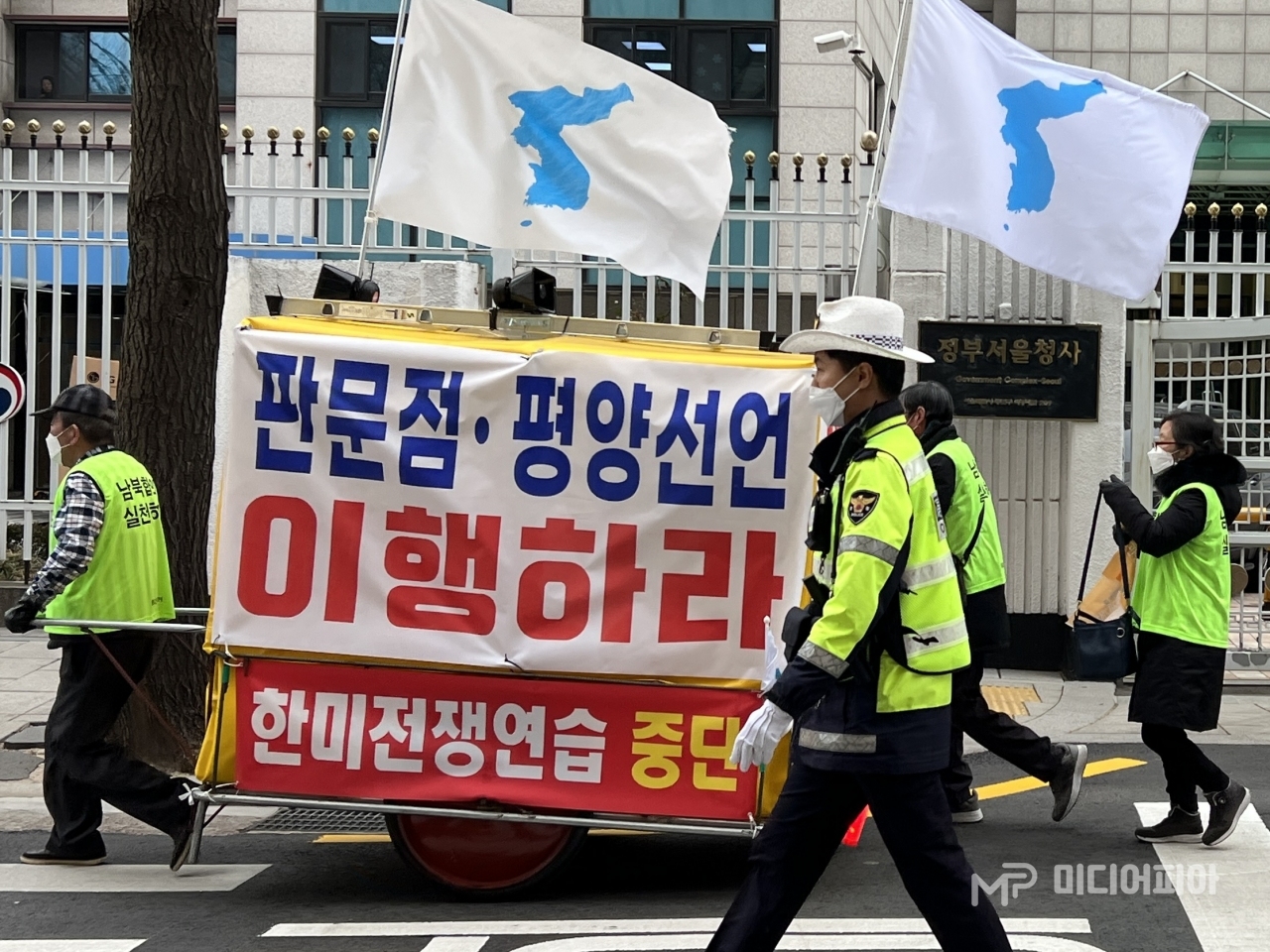 정부서울청사 앞을 지나고 있는 '통일인력거' / 사진 촬영=강승혁 전문 기자