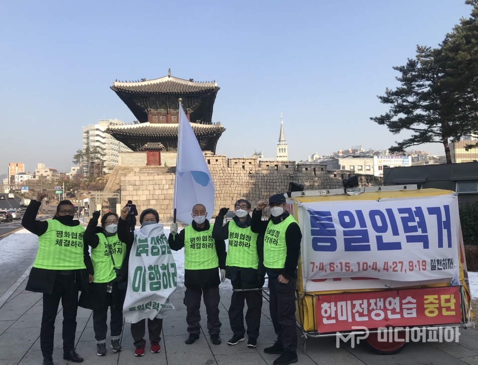 '통일인력거'대장정이 동대문에서 출발하기 전 참가자들이 사진 촬영을 했다. / 사진 제공= 통일인력거
