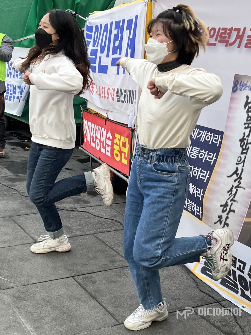 〈가자 통일로〉, 〈통일할래요〉라는 노래에 맞춰서 창작한 율동 공연을 흥겹고 신나게 추는 한국대학생진보연합 대학생들. / 사진 촬영=강승혁 전문 기자