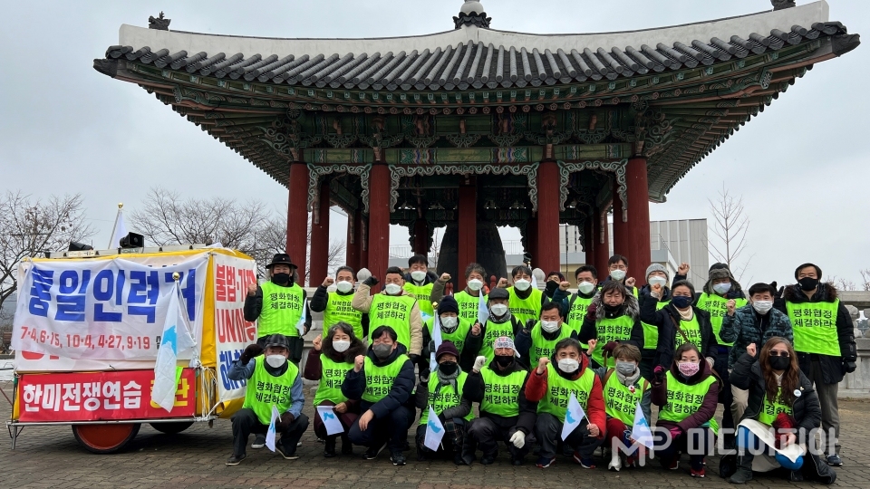 임진각 '평화의 종' 앞에서 기념 사진 촬영한 참가자들. / 사진 촬영=강승혁 전문 기자