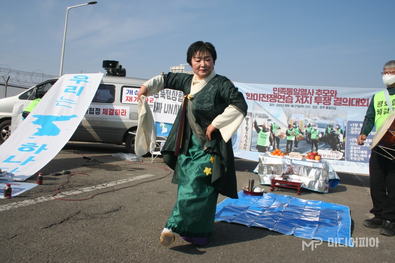'쑥향살풀이춤'을 선보이고 있는 '김포 들가락연구회' / 사진 촬영=강승혁 전문 기자
