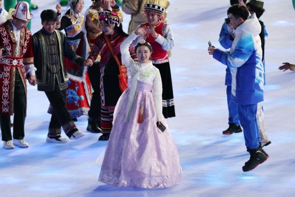 지난 4일 중국 베이징 국립경기장에서 열린 ‘2022 베이징 동계올림픽’ 개회식에서 한복을 입은 공연자가 등장해 손을 흔들고 있다. 베이징=연합뉴스