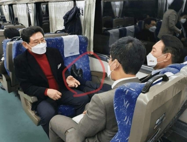 윤석열 후보 상근보좌역 이상일 전의원이 자신의 SNS에 올렸다가 삭제한 구둣발 사진. 안하무인 오만방자한 태도가 그대로 나나타고 있다.