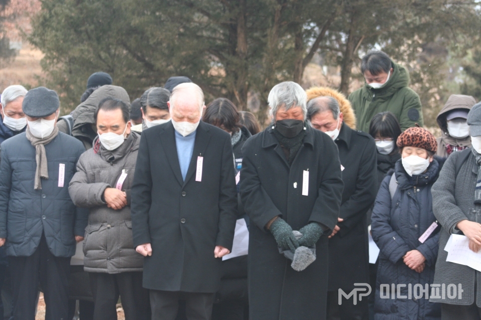 추도식에서 묵념하는 참가자들. 좌측에서 세 번째 권영길 전 국회의원. / 사진 촬영=강승혁 전문 기자