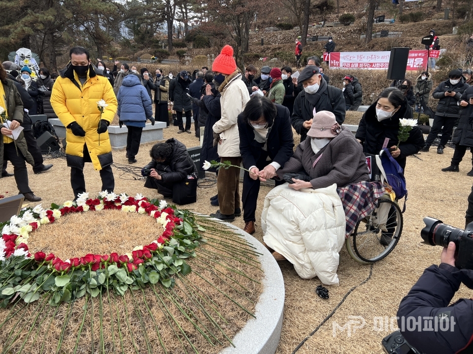 고 백기와 선생의 아내 김정숙 여사가 무덤에 꽃을 올리고 있다. / 사진 촬영=강승혁 전문 기자