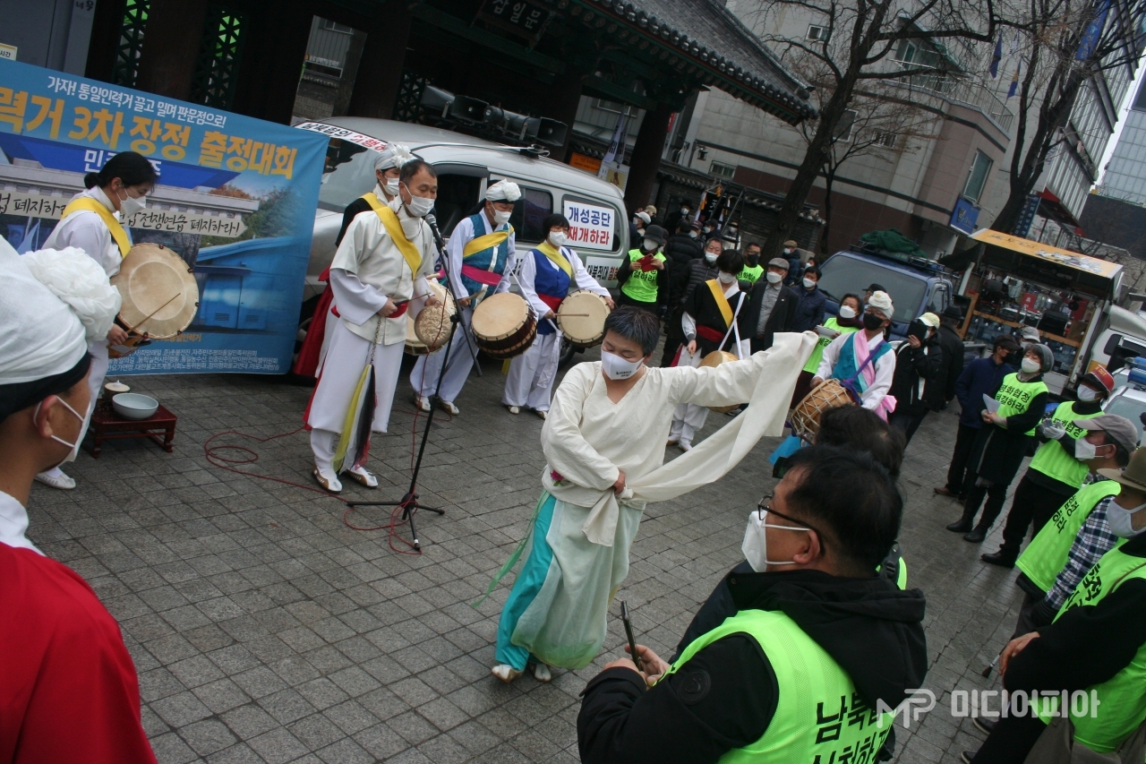 '김포 들가락연구회'의 공연 중 하애정 선생의 춤을 지켜보고 있는 참가자들. / 사진 촬영=강승혁 전문 기자