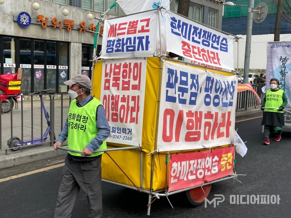 장의균 헌법연구소 소장이 '통일인력거'를 끌고 서울역에서 삼각지를 향해 이동하고 있다. 사진 제공=통일인력거