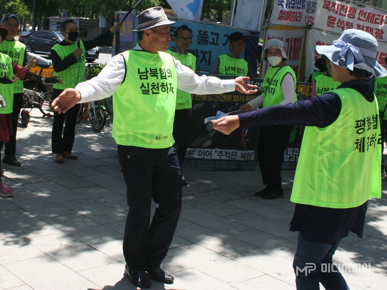 동분선 선생의 리더로 '통일춤'을 추는 참가자들. 백순길 평화협정본부 지도위원이 양팔을 옆으로 흔들며 춤을 추고 있다.