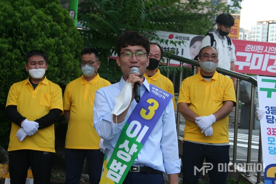 지지자들 앞에서 짧은 연설하는 이상범 성동구의원 후보. / 사진=강승혁 전문 기자