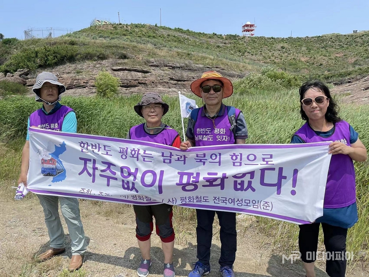 평화철도 여성모임은 '2022 여성평화걷기 대장정'의 전북 구간 일정으로 지난 25일 군산 미군기지 인근을 걸으며 평화의 메시지를 전했다. / 사진=평화철도 여성모임