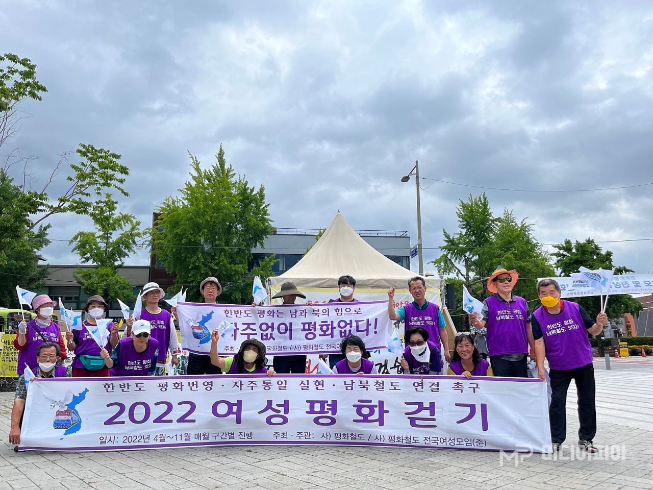 '2022 여성평화걷기 대장정' 전주 구간의 참가자들이 기념 사진을 찍었다. / 사진=평화철도 여성모임