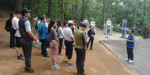 안양시숲길센터 앞에서 의정보고 중인 민병덕 국회의원
