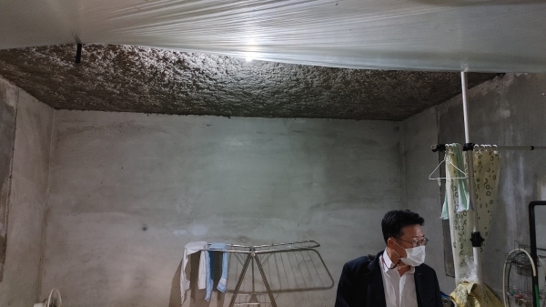 안양 모 아파트 동 지하에 있는 휴게실 공간 사진...석면에 그대로 노출된 천장 일부만 비닐로 임시 가린 장면