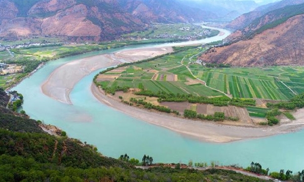 중국 충칭시의 가뭄과 고온 현상으로 인해 물이 말라가는 강의 모습, 사진제공=快科技