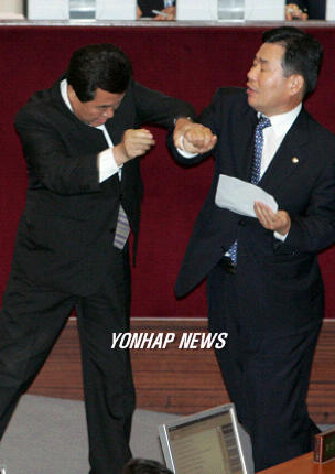 2007년 7월 4일 , 로스쿨 법안을 설명하는 김진표 정책의장을 제지하는 천영세 대표. / 사진=연합뉴스