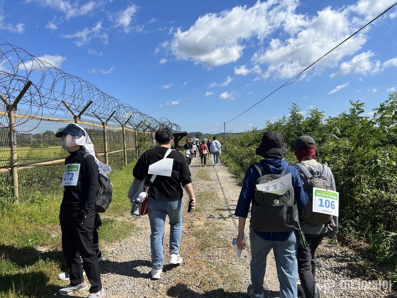‘2022경기여성 DMZ평화걷기’의 참가자들이 임진강 하천 철책을 따라 생태탐방로를 걷고있다. ⓒ강승혁