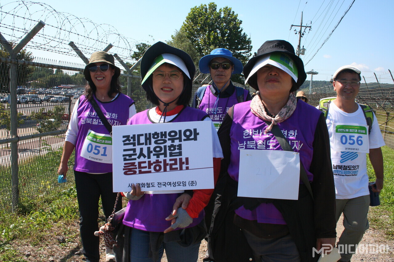 평화철도 여성모임 참가자들이 걷기 구간 도중 기념 사진을 찍었다. 피켓을 들고 있는 사람이 하현주 집행위원(강동노동인권센터)이다. ⓒ강승혁