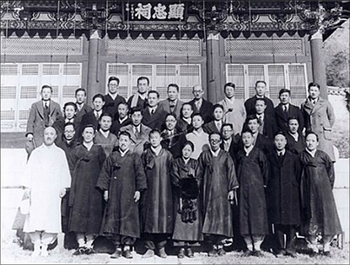 네이버에서 캡쳐한 사진. 1935년 현충사에서 기념촬영한 조선어학회 회원들