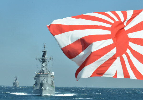 욱일기를 앞세운 일본 함대. 네이버 자료사진