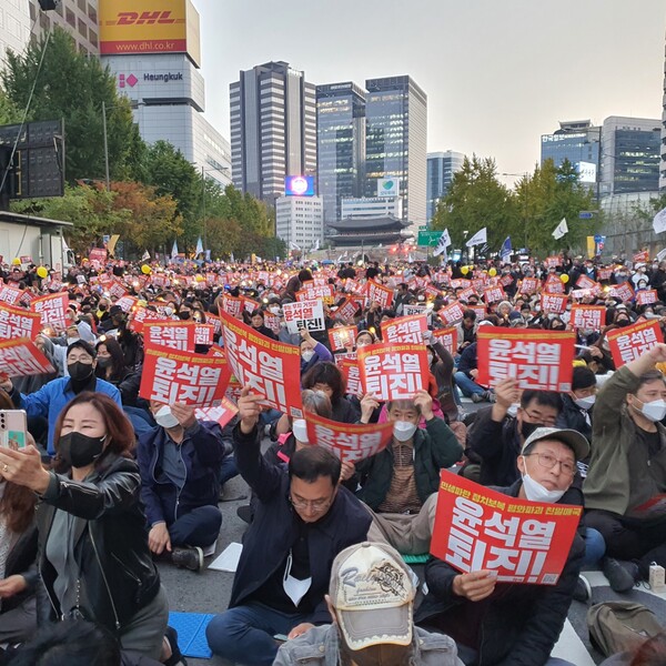 10월22일 서울 시청앞 태평로에 몰려든 촛불시민들. 이들은 윤석열 퇴진 이후의 올바른 대한민국 발전을 염원하며 촛불을 밝혔다. 스마트폰으로 촬영