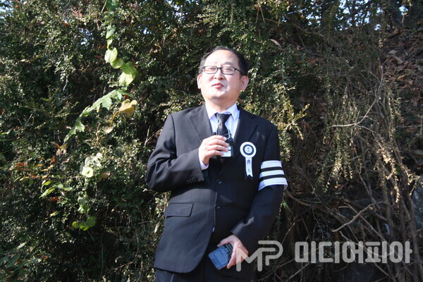 김금수 선생의 아들 김지환씨가 추모객에게 감사의 인사를 전하고 있다. Ⓒ강승혁