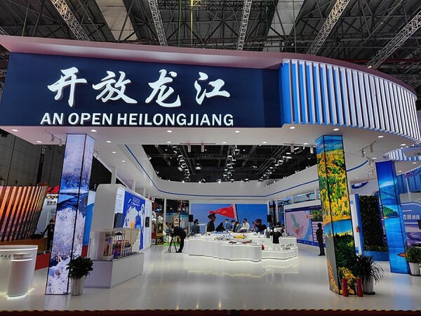 샹하이수입박람회에 참가한 헤이룽장성의 전시관, 이 전시관을 통하여 헤이룽장성의 미래 투자유치 전략을 살펴볼 수 있다. 사진제공=黑龙江日报