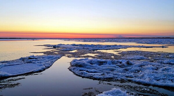 얼어가고 있는 우수리강의 모습, 사진제공=黑龙江日报