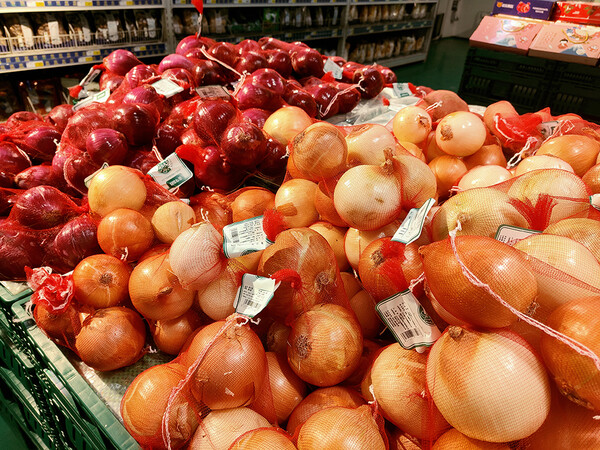 슈퍼에서 판매하고 있는 빨간 껍질 양파와 노란 껍질 양파의 모습, 사진제공=黑龙江日报