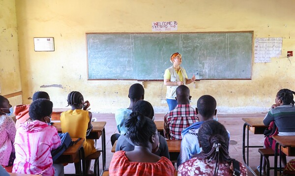 HOPE 학교에서 중고등학생들을 대상으로 꿈과 희망에 대한 메시지를 전하고 있는 제니성 작가.HOPE학교는 기아대책의 후원으로 설립된 사립학교이며 말라위의 수도, 릴롱궤에 위치하고 있다.